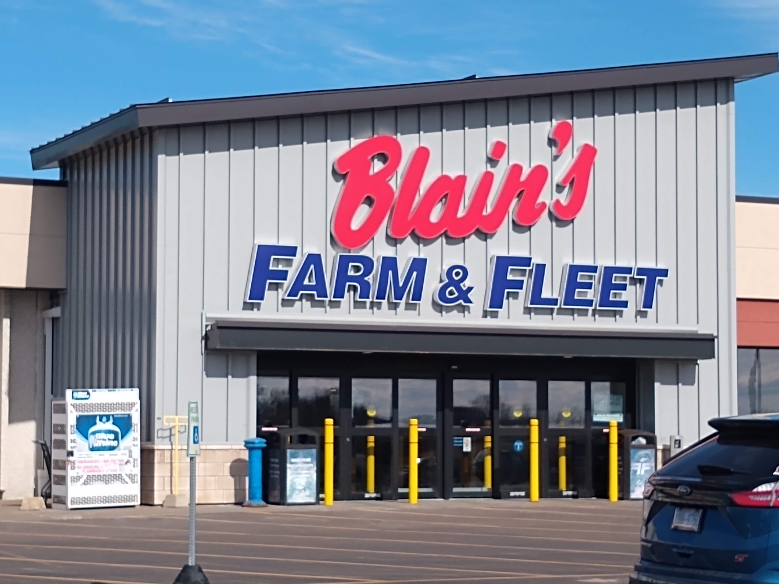 farm and fleet storefront